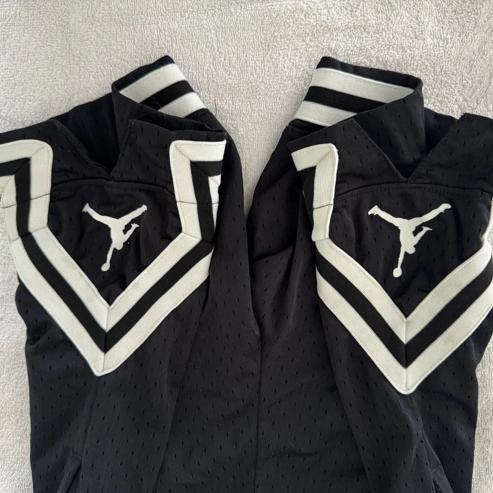 Jordan Basketball Shorts Black White Striped Mesh -  size L‎ (12/13)